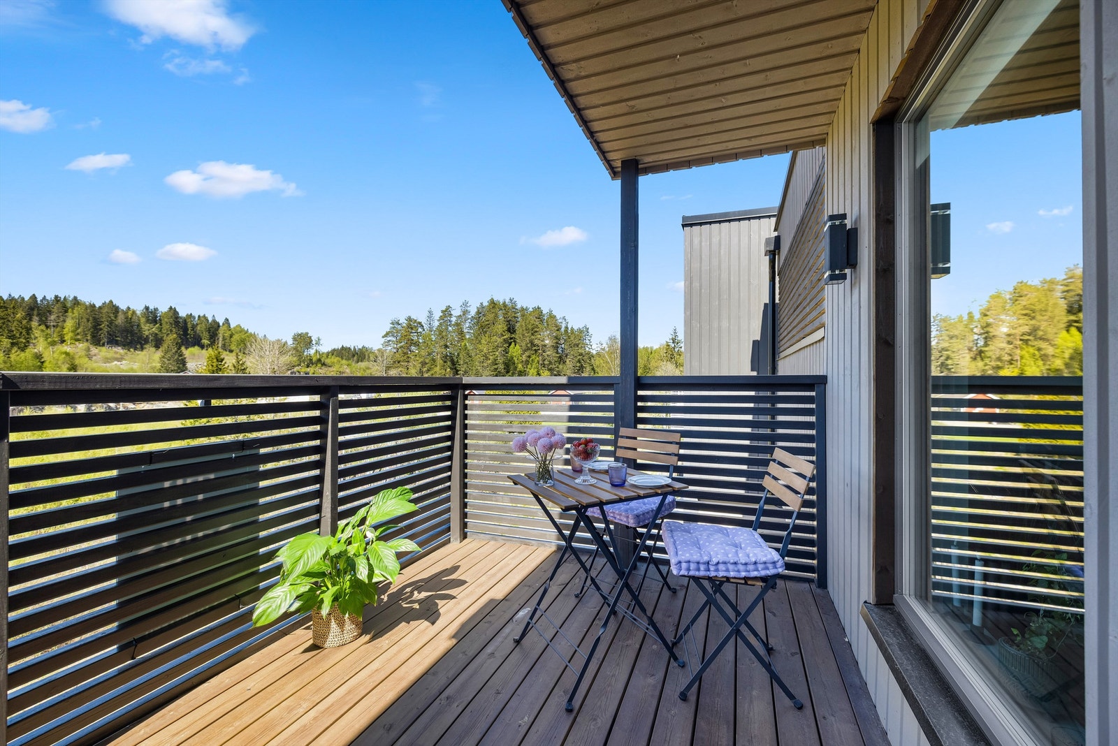 Den vestvendte terrassen i første etasje har plass til en hyggelig sittegruppe. Galleribilde