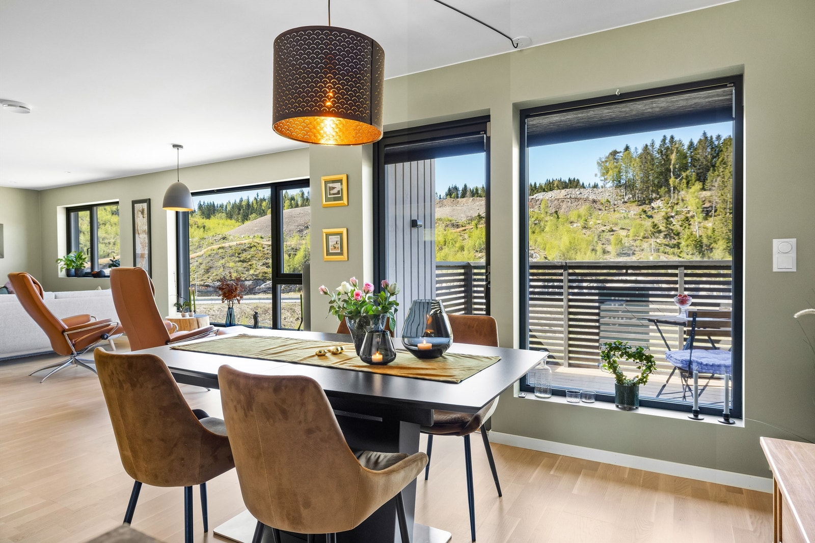 Fra spisestuen er det utgang til en vestvendt terrasse, perfekt for måltider utendørs. Galleribilde