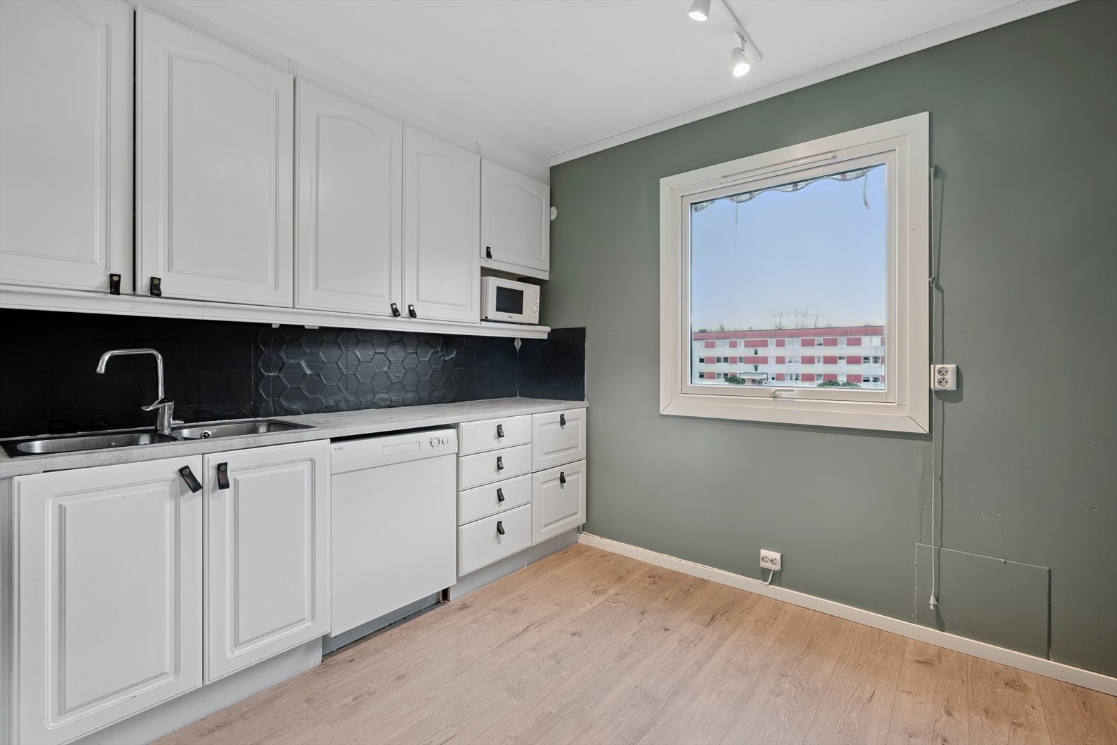 Kjøkken med mulighet for å sette inn kjøkkenbord og stoler Galleribilde