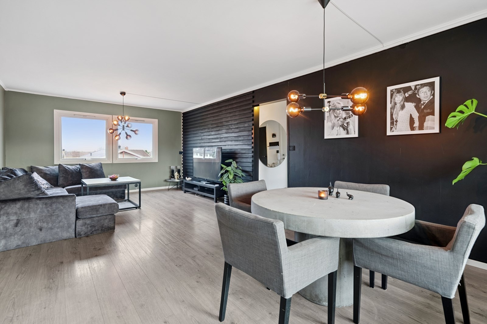 Romslig stue med god plass til sofa og spisegruppe Galleribilde