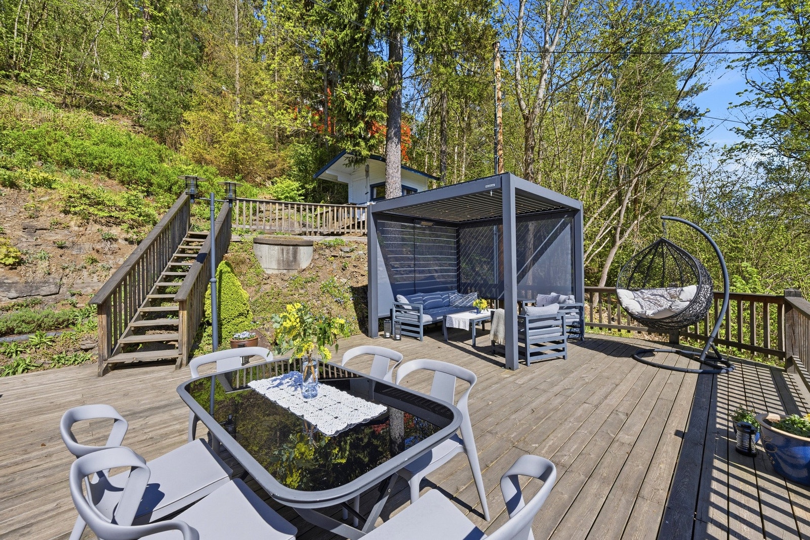 Boligen ligger i et rolig veletablert boområde på Blommenholm med kort vei til det du trenger i en ellers travel hverdag. Galleribilde