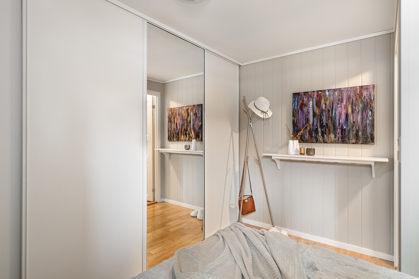 Praktisk garderobeløsning på soverom. Galleribilde