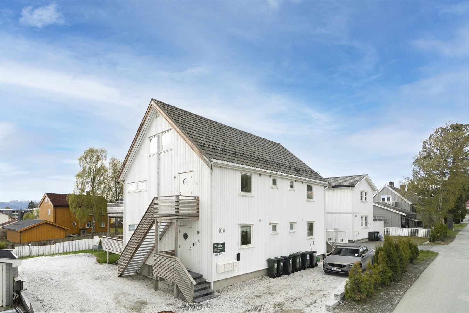 Det medfølger en oppstillingsplass for bil på felles tomt (Følger med ladeboks for el-bil). Galleribilde