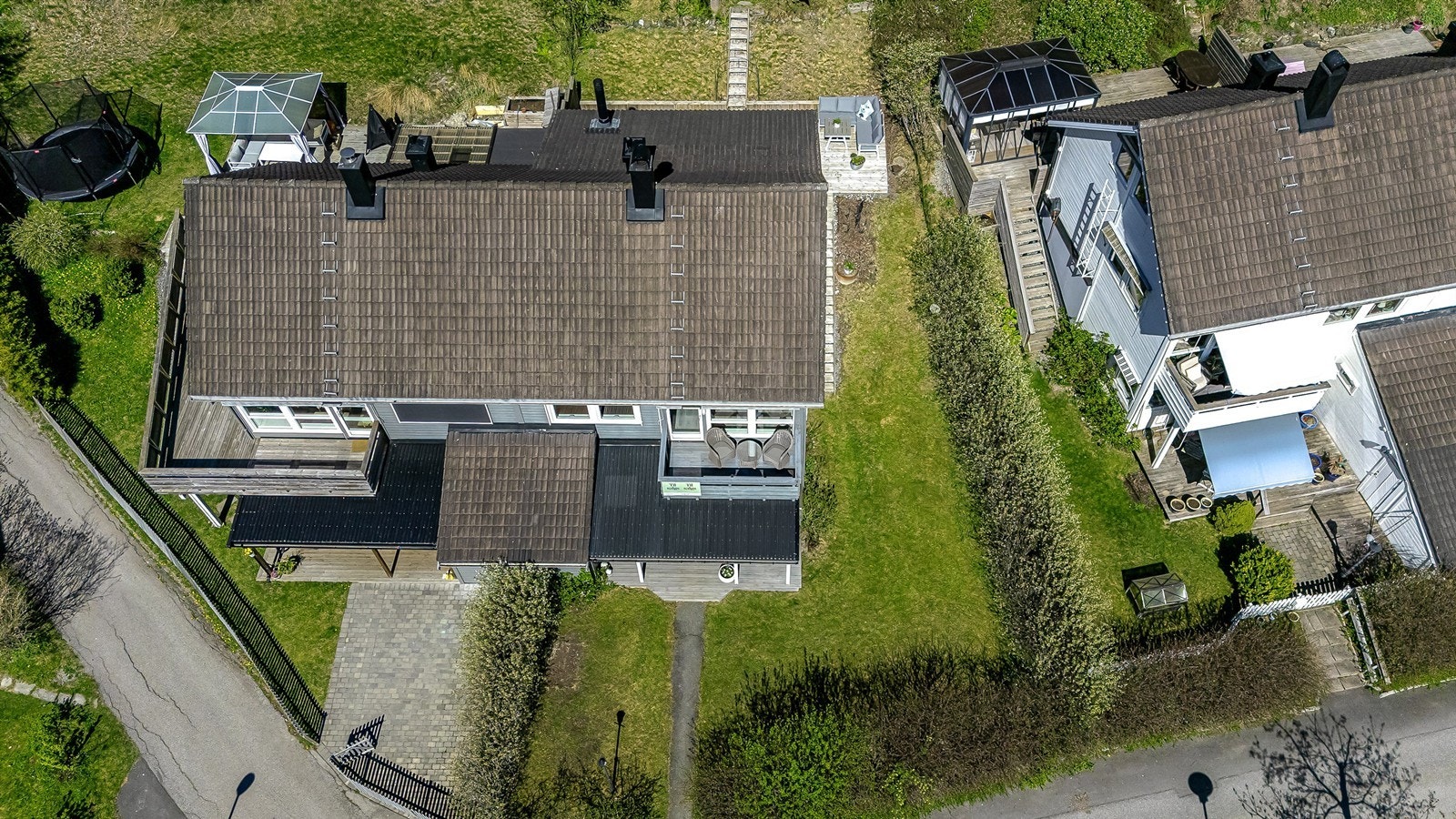 Hagen strekker seg langs hele boligen. Nærområdet byr på umiddelbar nærhet til marka, perfekt for tur og rekreasjon. Galleribilde