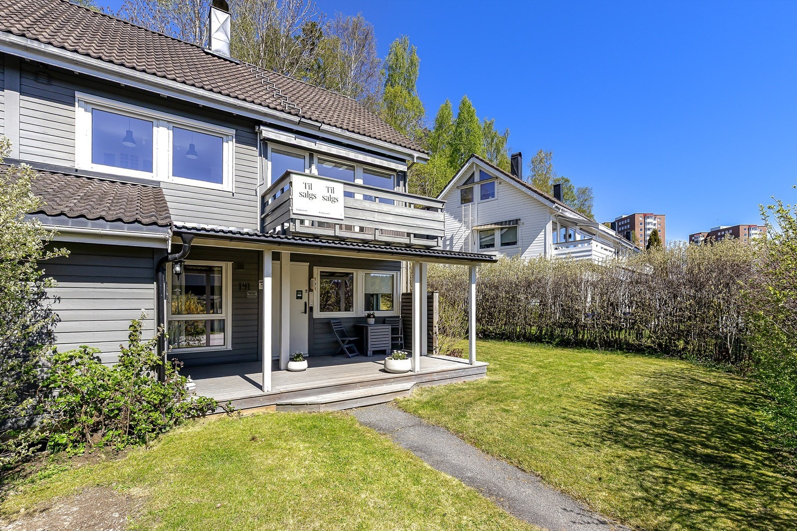 Boligen byr på 3 uteplasser, direkte adkomst til marka og rikt lysinnslipp gjennom store vindusflater. Fotograf: Pål Aanerud. Galleribilde