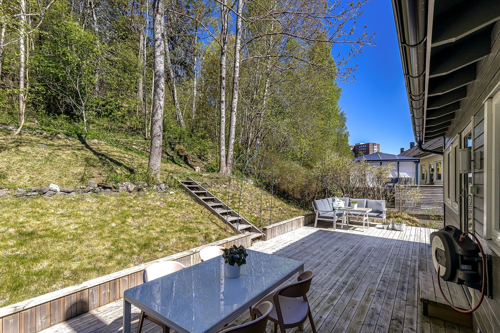 Boligen har en privat og usjenert hage som grenser direkte til skogen. Galleribilde