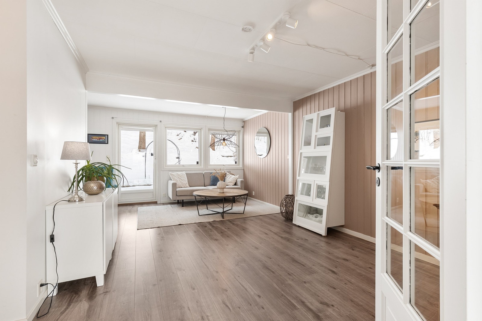 Tofløyet dør med glassfelt åpner inn mot stuen og skaper en fin overgang mellom rommene. Galleribilde