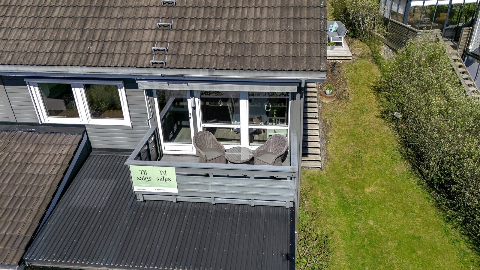 Balkongen er sydvendt, og har plass til en sittegruppe eller annet ønskelig utemøblement. En herlig plass å nyte frokosten på årets varmere dager. Galleribilde