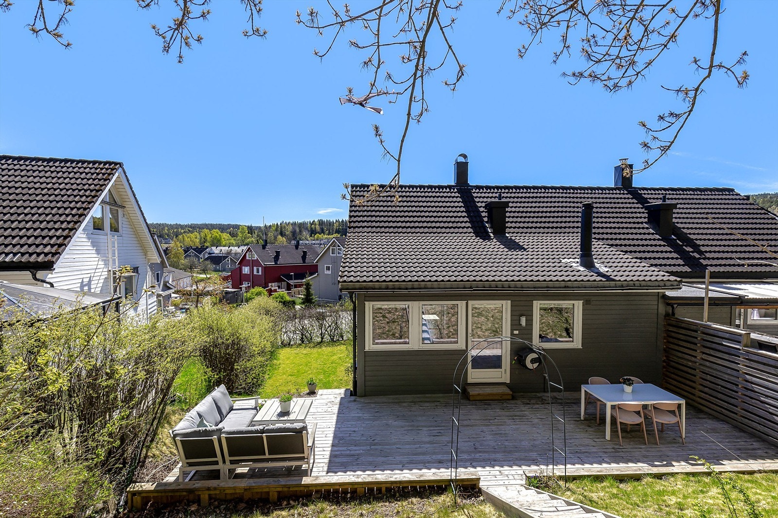 Den nordvendte terrassen på ca. 40 m² har nylagt terrassebord og god plass for utemøbler. Galleribilde