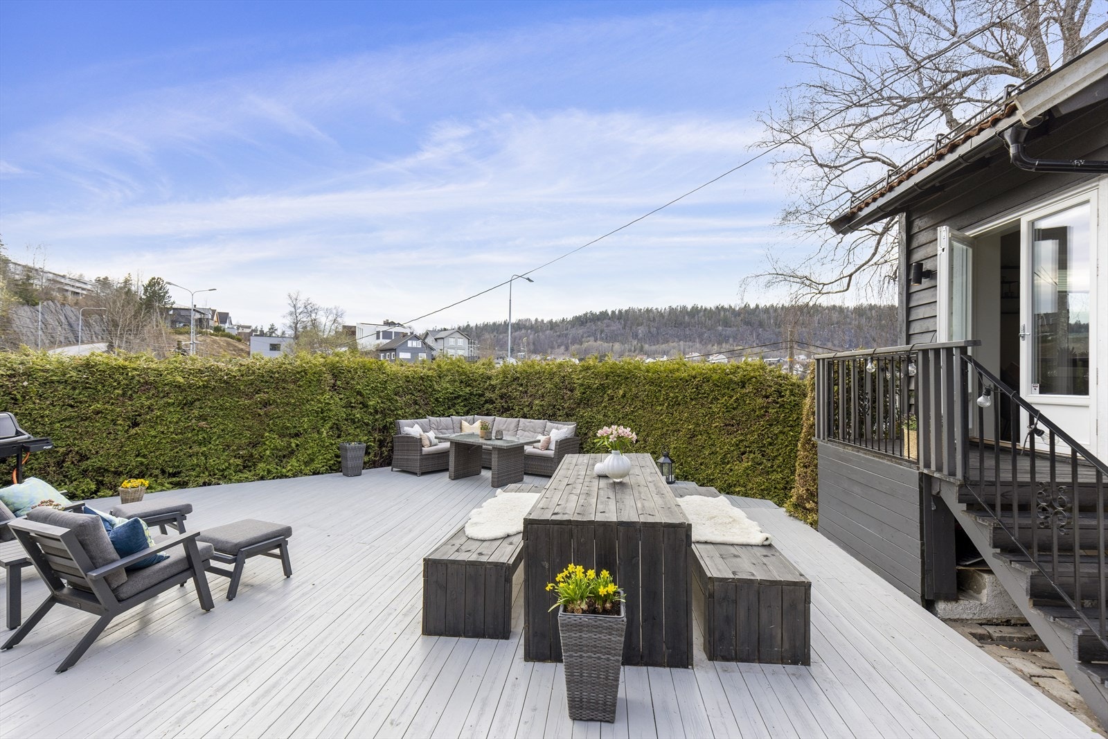 Her nytes uteplassen til det fulle. Høyt og fritt beliggende med sol fra tidlig morgen til sen kveld. Galleribilde