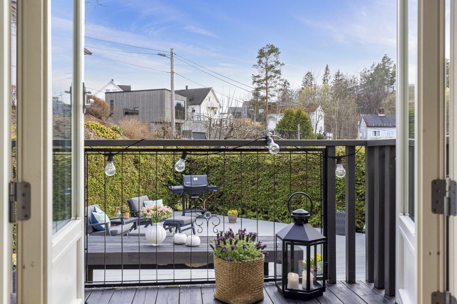 Fra stuen er det direkte utgang til et herlig, åpent og pent opparbeidet terrasse og hageareal som virkelig forlenger oppholdsrommet på varme dager. Galleribilde