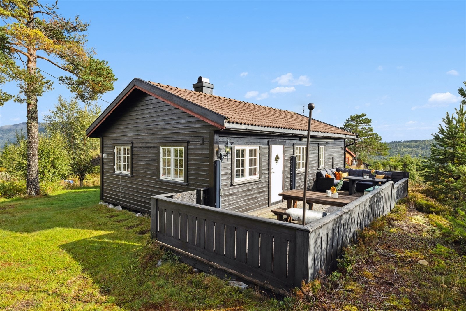 Almedalsvegen 141 er en sjarmerende frittliggende fritidsbolig oppført i 1990. Galleribilde