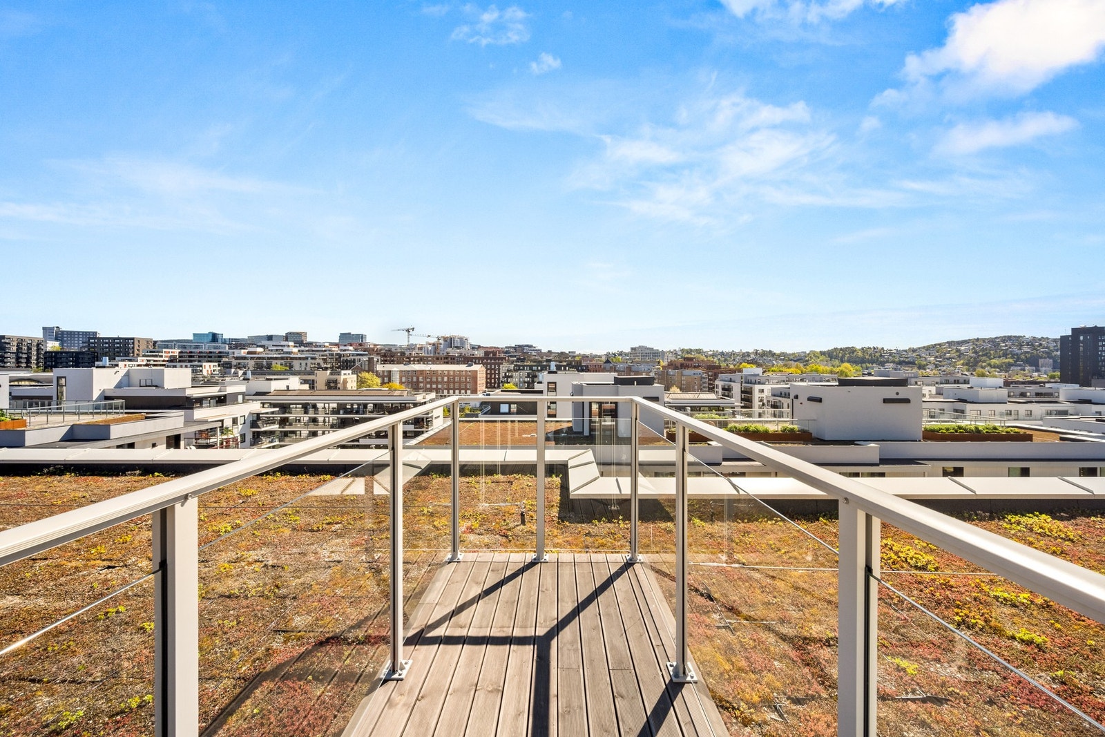 Opp vindeltrappen kommer vi til en takterrasse med L-form. Denne er tilleggsareal for leiligheten og fungerer som rømningsvei ved brann. Se side 34 i seksjoneringen. Galleribilde