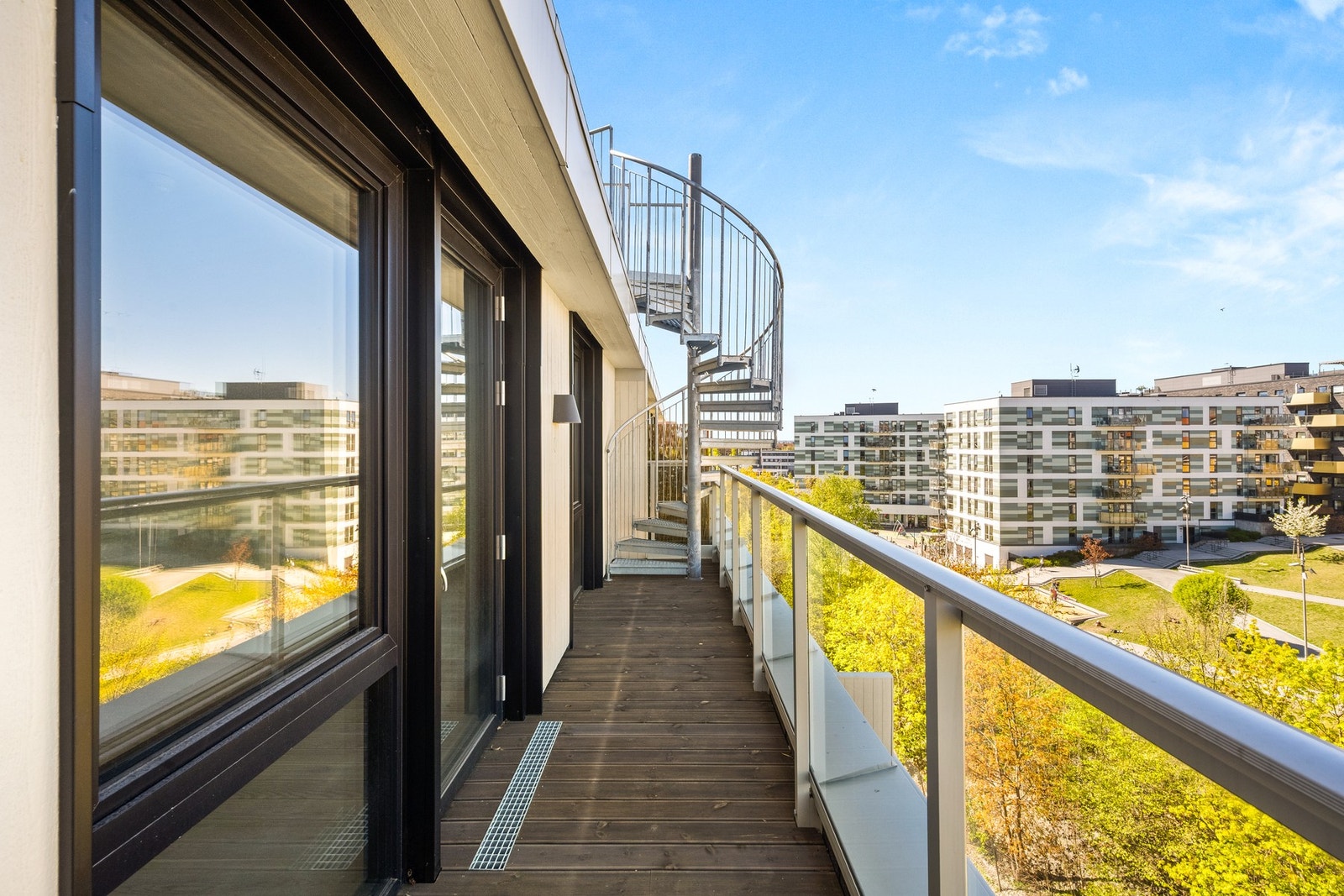 Balkongen er på 8 kvm og har en vindeltrapp opp til en privat takterrasse. Galleribilde