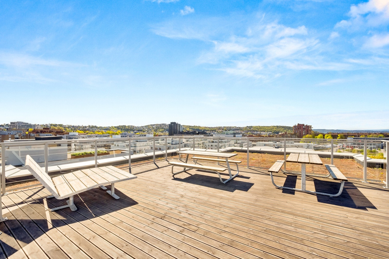 På toppen av bygget er det en felles takterrasse med gode solforhold og flott utsikt. Galleribilde