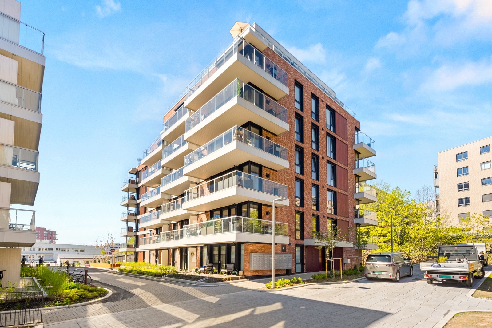 Flott bygg fra 2025 over 7 plan + felles takterrasse og garasjeanlegg i underetasjen. Heis i bygget. Galleribilde