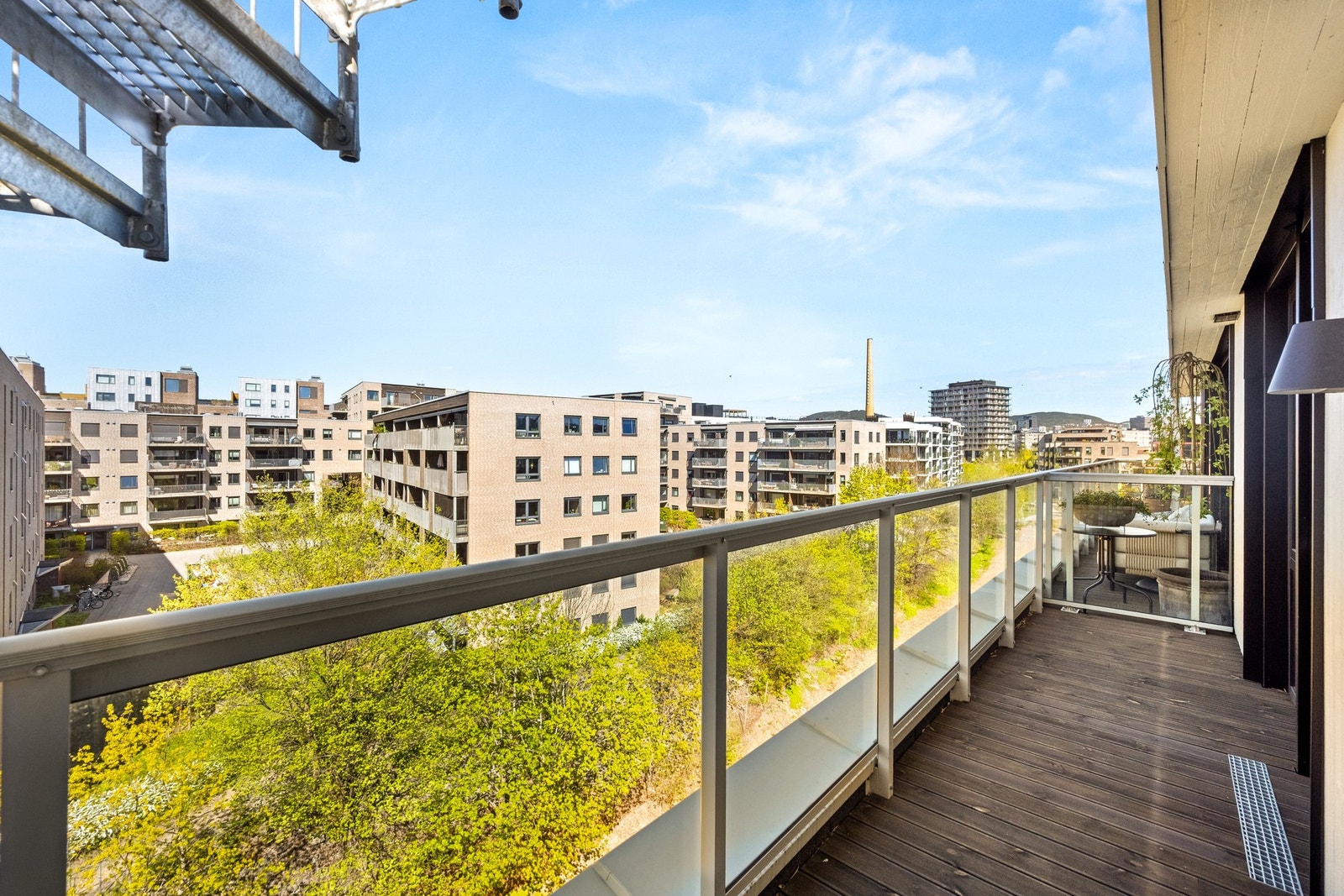 Fra stuen er det utgang til balkongen. Galleribilde