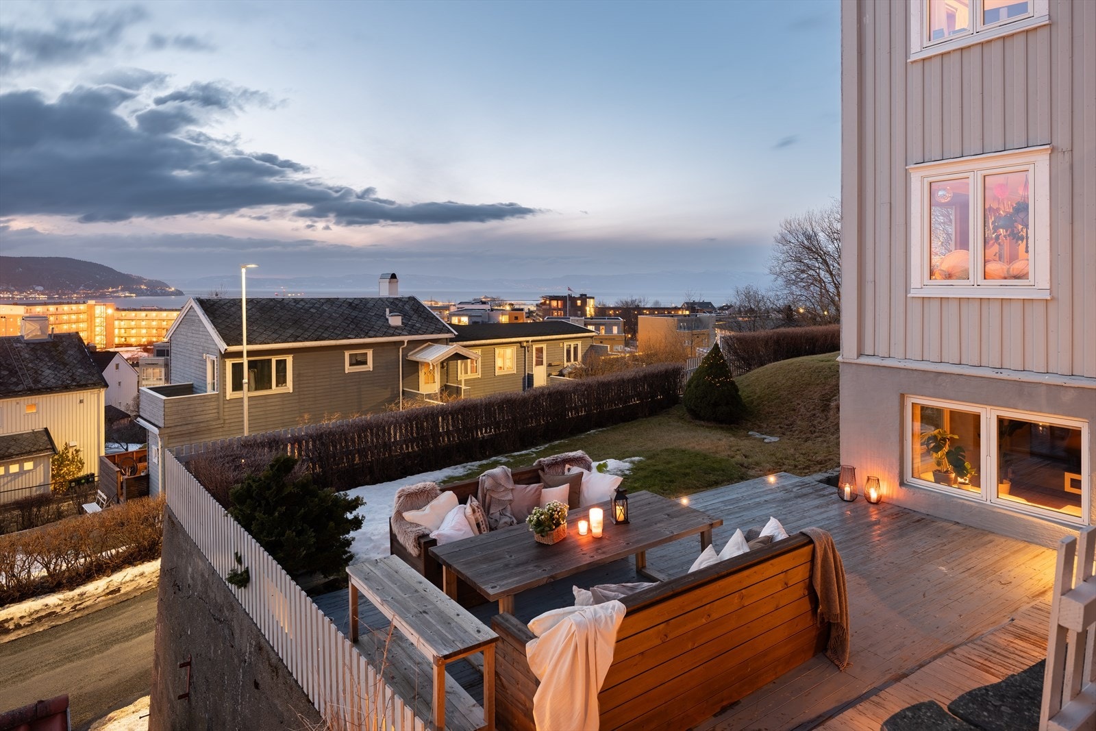 Fra leiligheten er det utgang til en sørvestvendt terrasse på 28 m² som byr på ypperlige solforhold og ikke minst fantastisk utsikt over Trondheim. Galleribilde