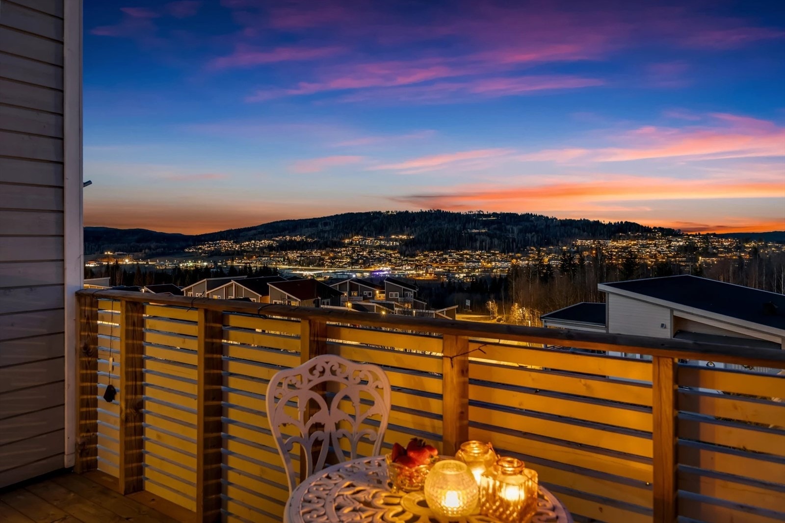 Fantastisk å nyte litt kveldsstemning på terrassen med noe godt i glasset! Galleribilde