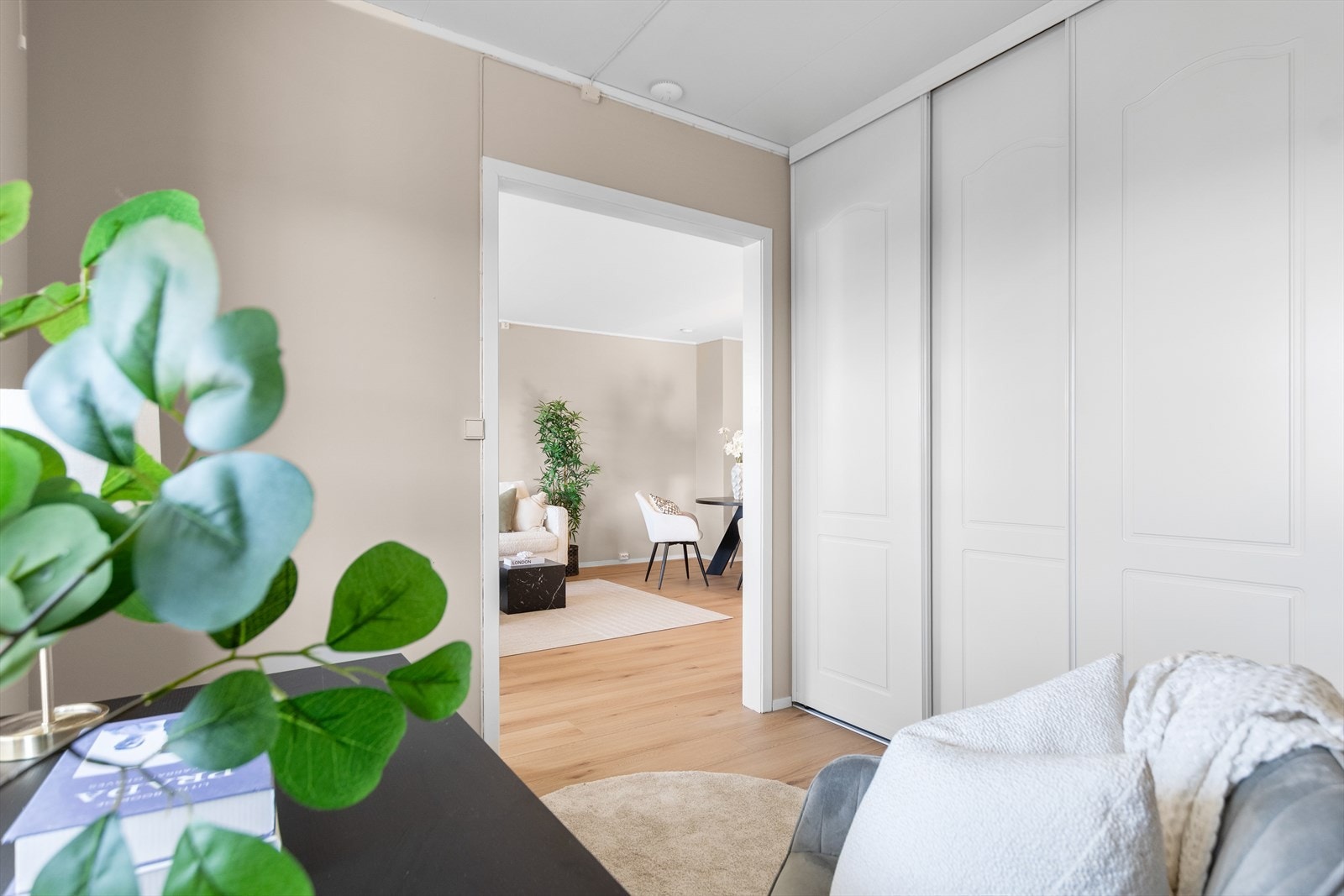 Praktisk med en romslig skyvedørsgarderobe. Galleribilde