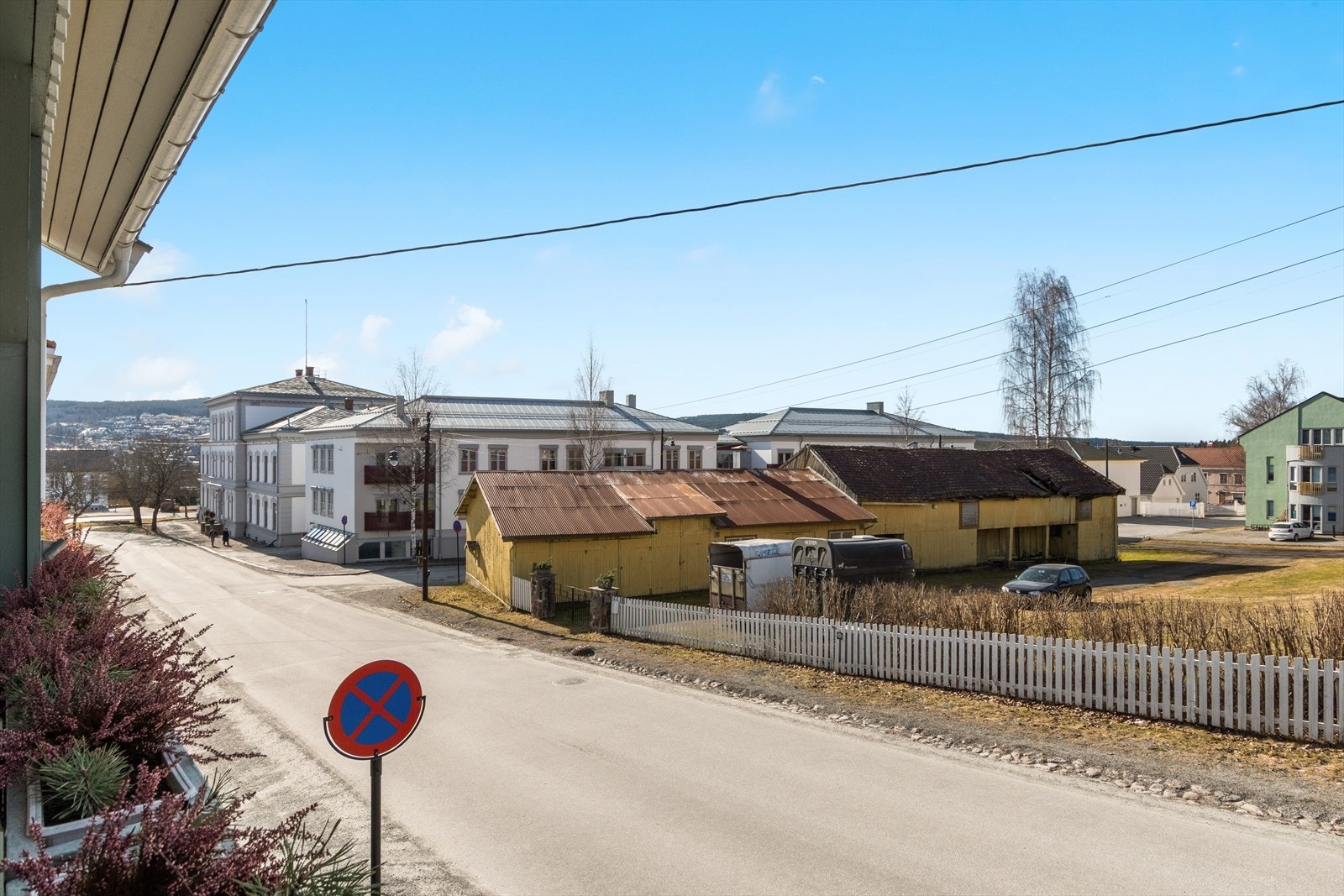 Veldig kort vei til Øvrebyen videregående skole og kort vei ned i sentrum ! Galleribilde