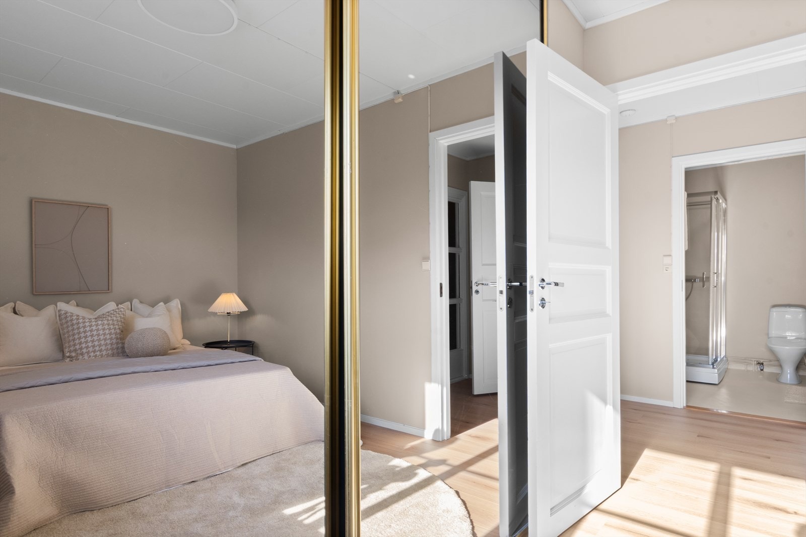 Også her er det praktisk skyvedørsgarderobe - på andre siden av gangen ligger badet. Galleribilde