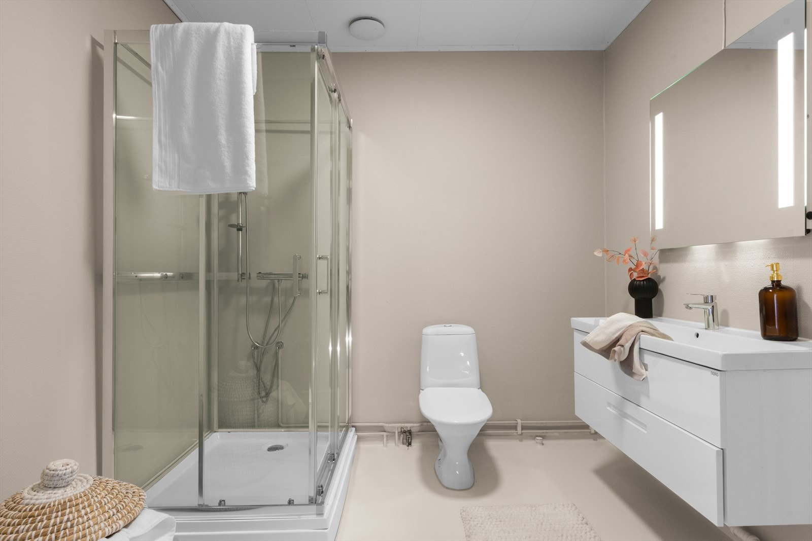 Badet er fra byggeåret men har fått noen oppdrageringer underveis. Galleribilde