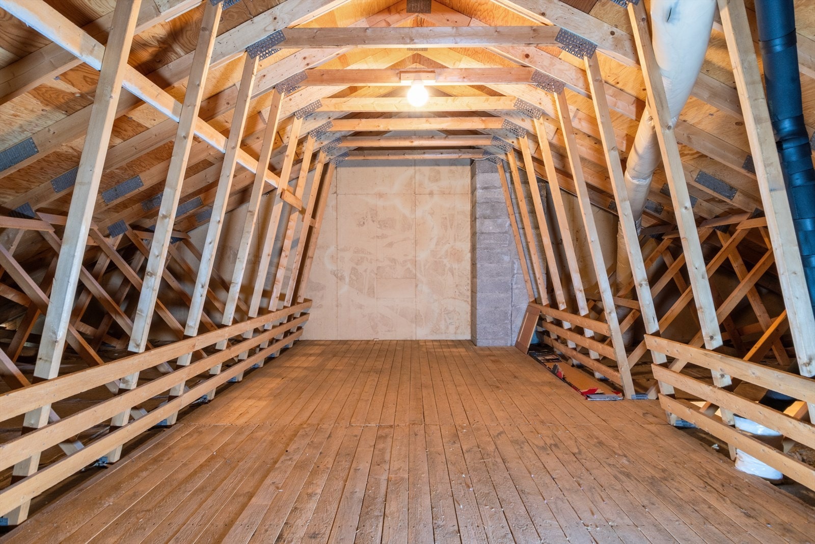 Stort loftsrom med oppbevaringsplass!! Potensiale for loftsutbygging noe flere naboer har gjort ! Galleribilde