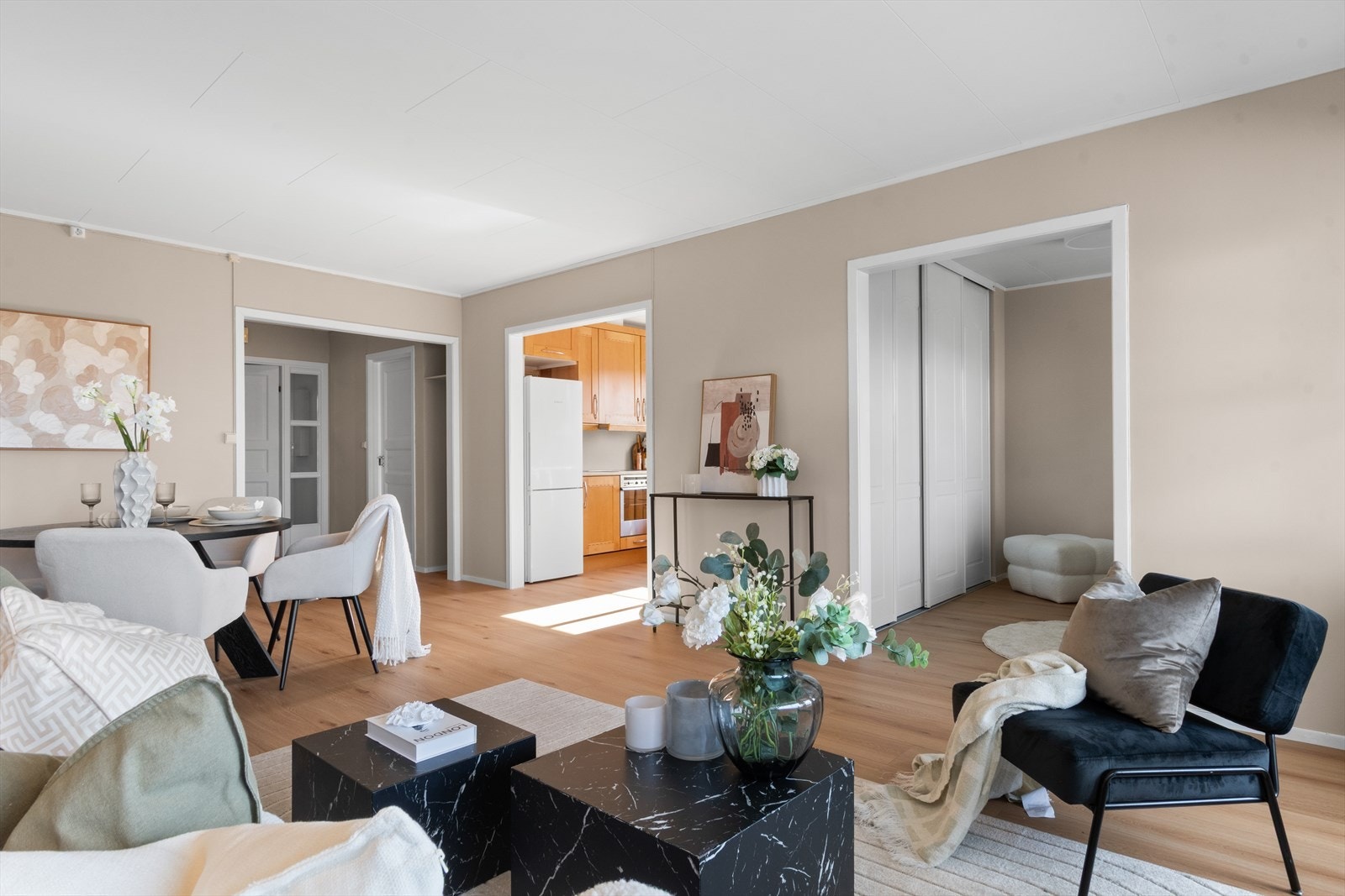 Fra stuen er det inngang til et av soverommene som nå benyttes som kontor. Galleribilde