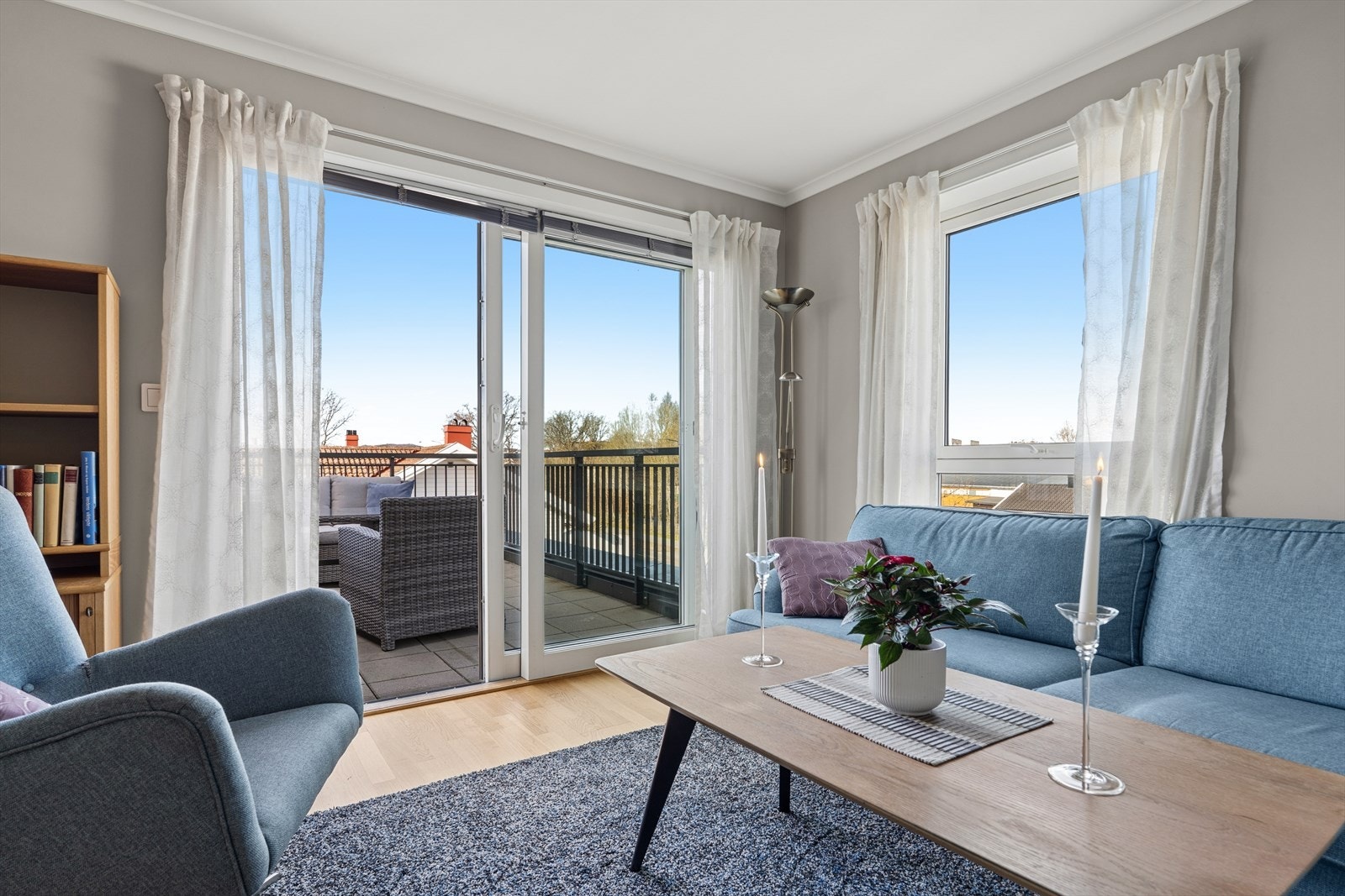Fra stuen er det utgang via skyvedør til en romslig, vestvendt takterrasse på nesten 15 m². Galleribilde