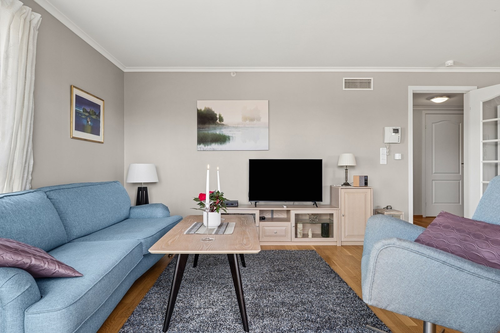 Stuen og kjøkkenet utgjør et sosialt allrom på over 35 m², med god plass til både sofagruppe og spisebord. Galleribilde
