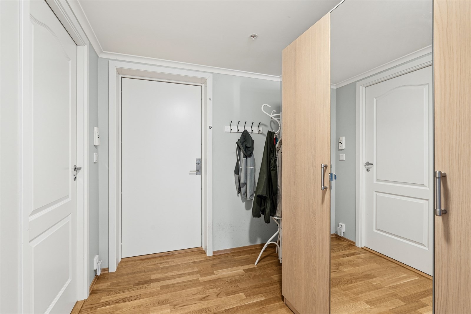 Entré med B-30 klassifisert inngangsdør og god plass til garderobeløsninger. Galleribilde