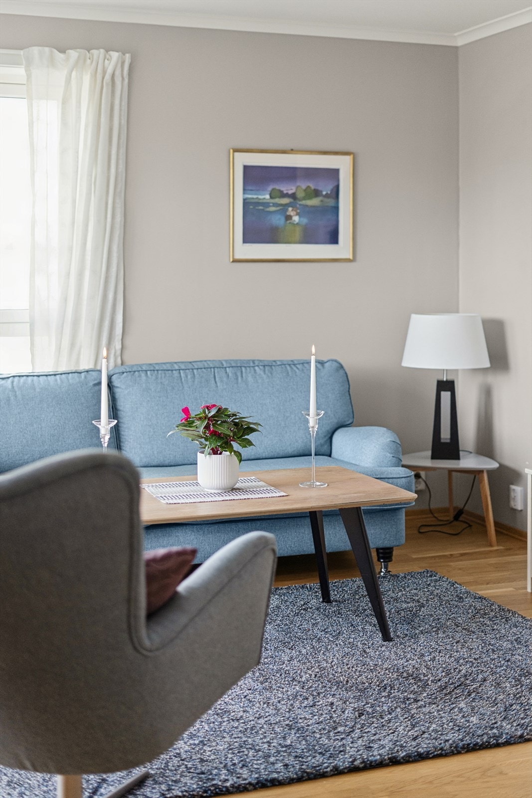 Gjennomgående parkett på gulv og malte flater skaper en helhetlig og tidløs base i oppholdsrommene. Galleribilde