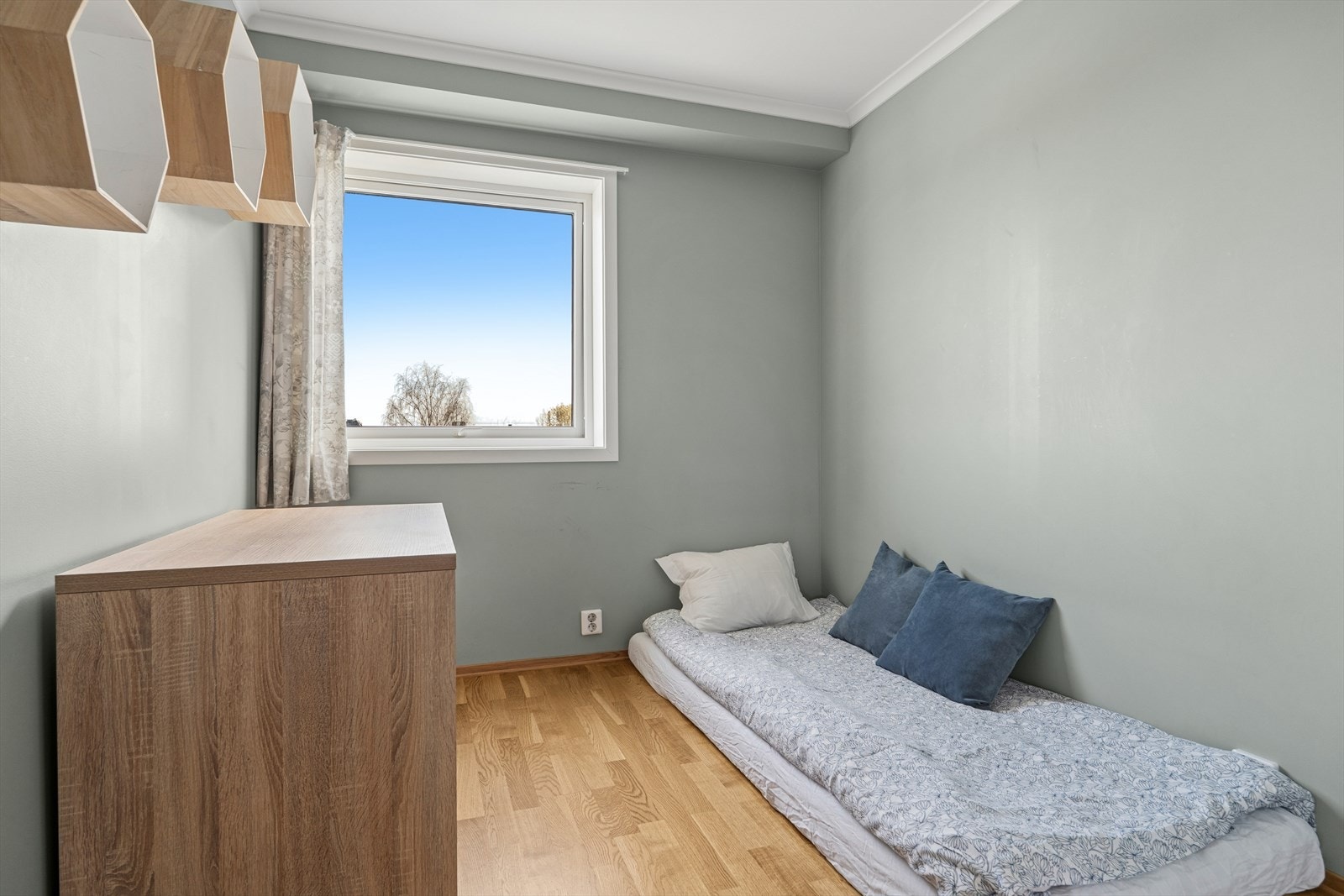 Leilighetens andre soverom på 7,6 m² passer utmerket som barnerom, gjesterom eller kontor. Galleribilde