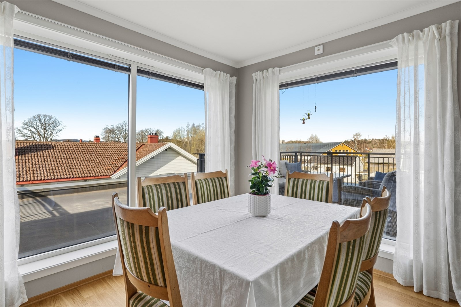 Spiseplassen er rammet inn av store vindusflater med 3-lags glass som gir godt med dagslys og ekstra lydisolering. Galleribilde