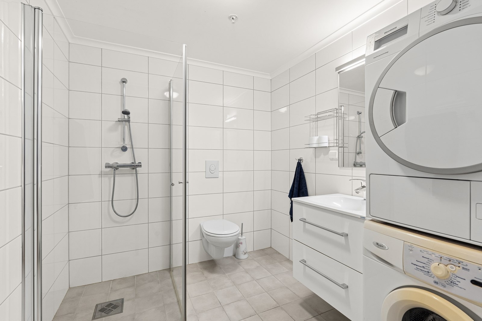 Det andre badet er kombinert vaskerom med opplegg for vaskemaskin, og har i likhet med det andre badet varmekabler i gulvet. Galleribilde
