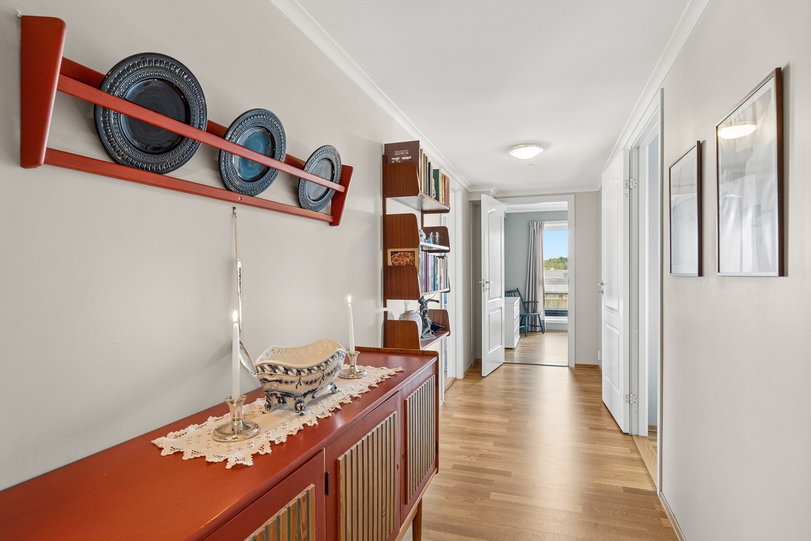 En romslig hall på 14,4 m² binder rommene sammen. Parkettgulvet og den vannbårne varmen er gjennomgående. Galleribilde