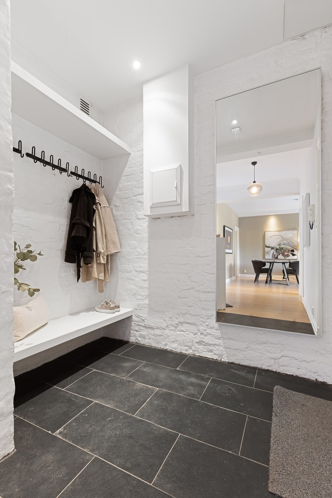 Her er det god plass til oppbevaring av sko og yttertøy. Galleribilde