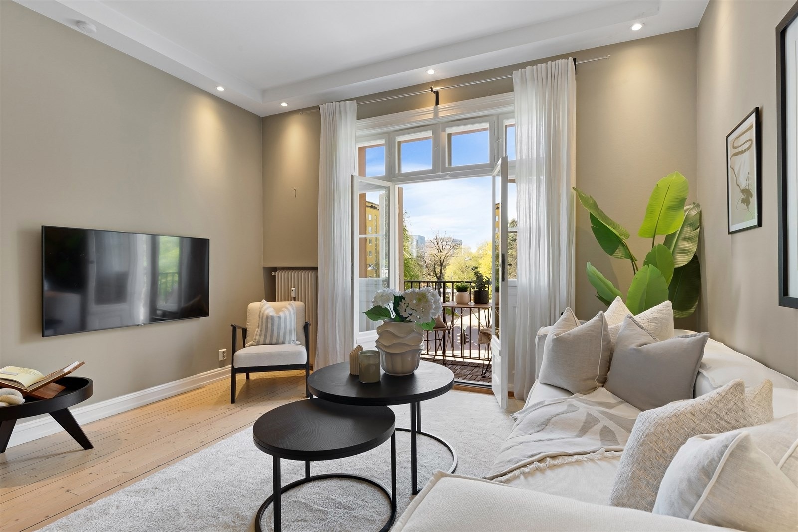 Stuen oppleves lys og luftig med innebygde downlights og store vindusflater som slipper inn rikelig med naturlig lys. Fra stuen er det utgang til vestvendt balkong. Galleribilde