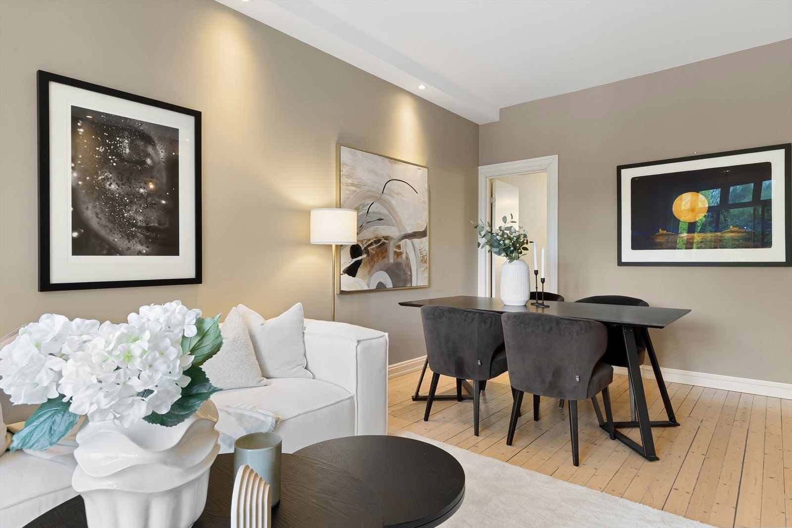 Stuen byr på rikelig med plass til flere soner som gir et naturlig samlingspunkt for familie og venner. Galleribilde