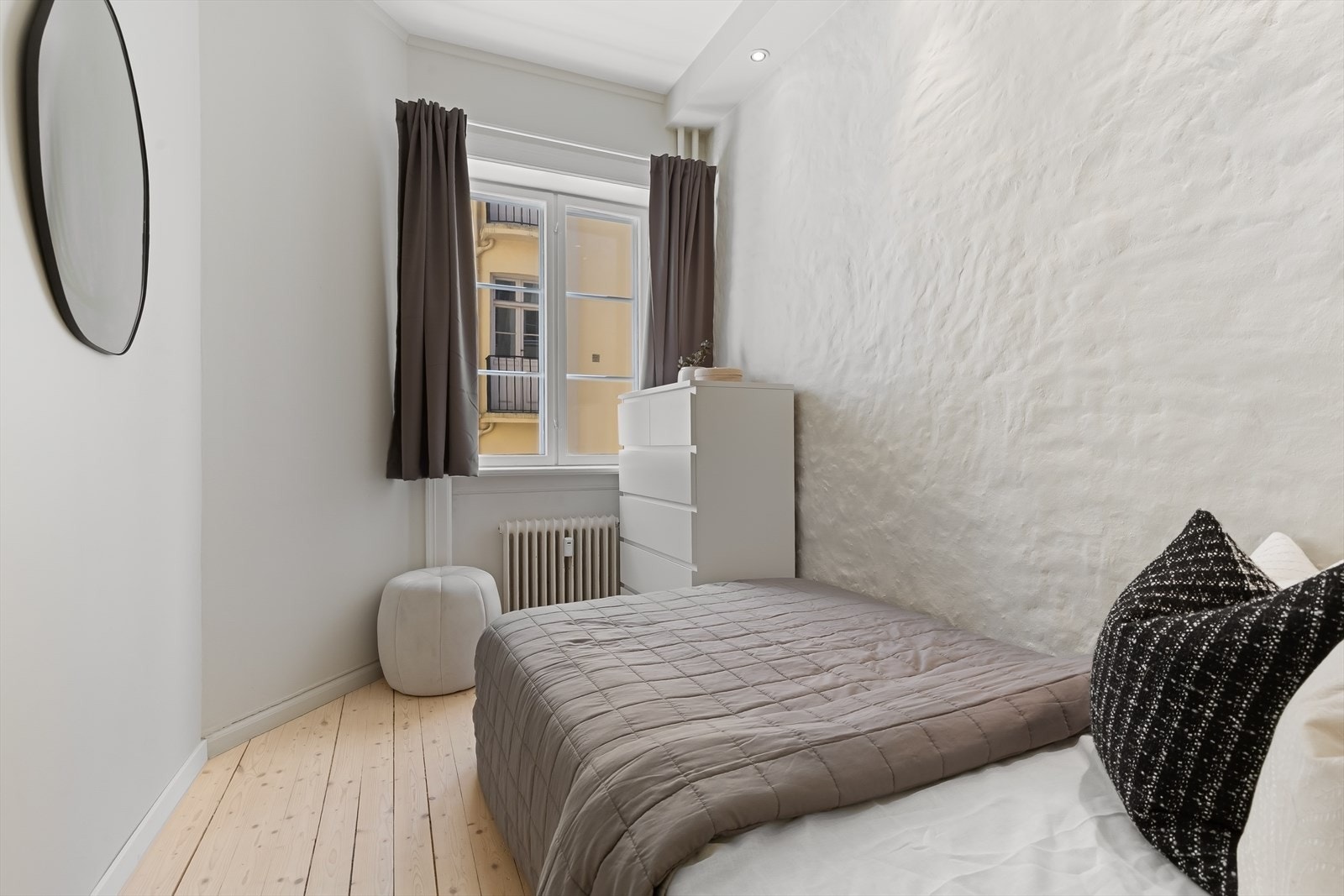 Soverom 4. Plass til dobbeltseng og garderobeskap. Galleribilde