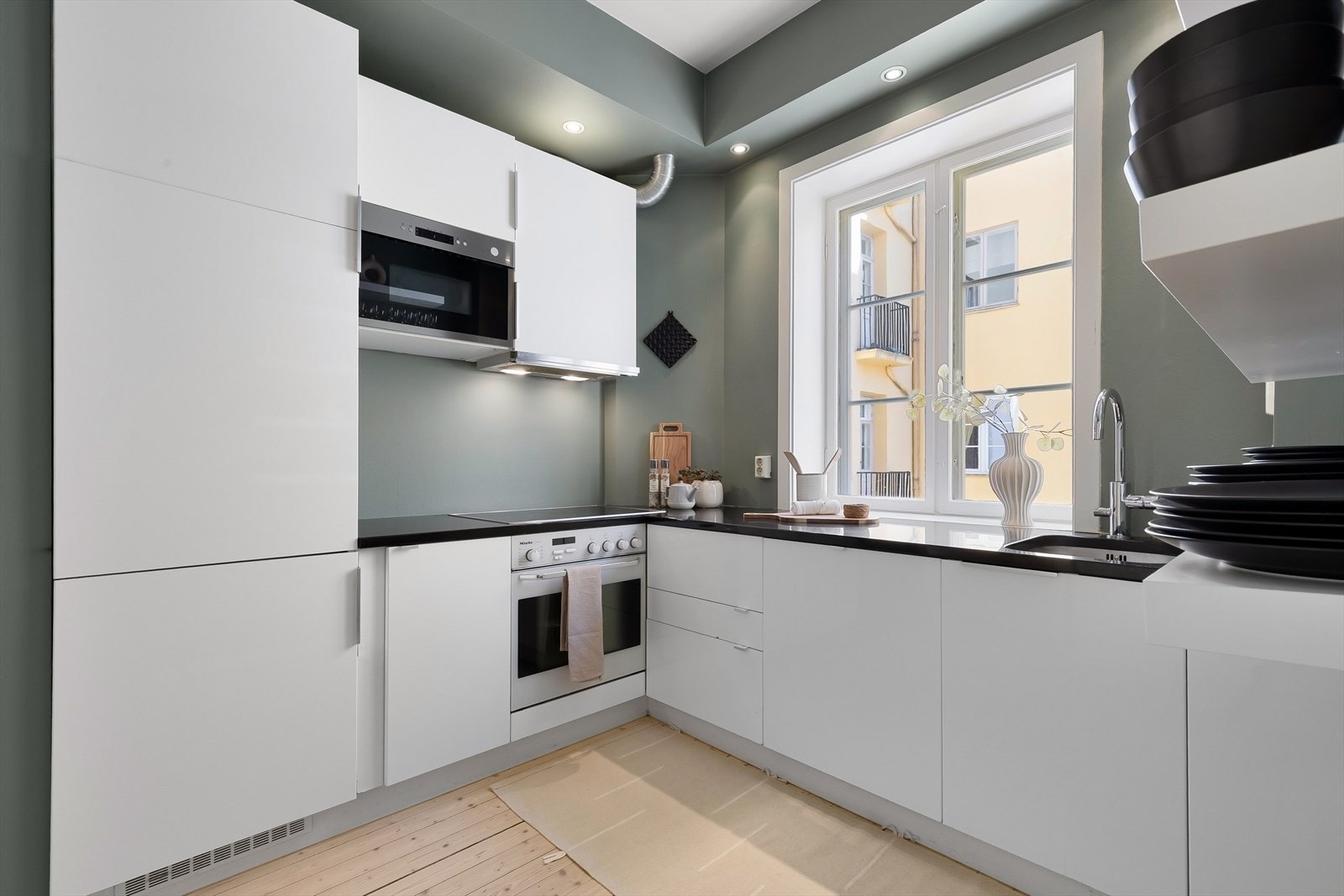 Integrert i kjøkkeninnredningen er stekeovn, micro, kjøl/frys og oppvaskmaskin. Kjøkkenventilator med avtrekk ut. Galleribilde