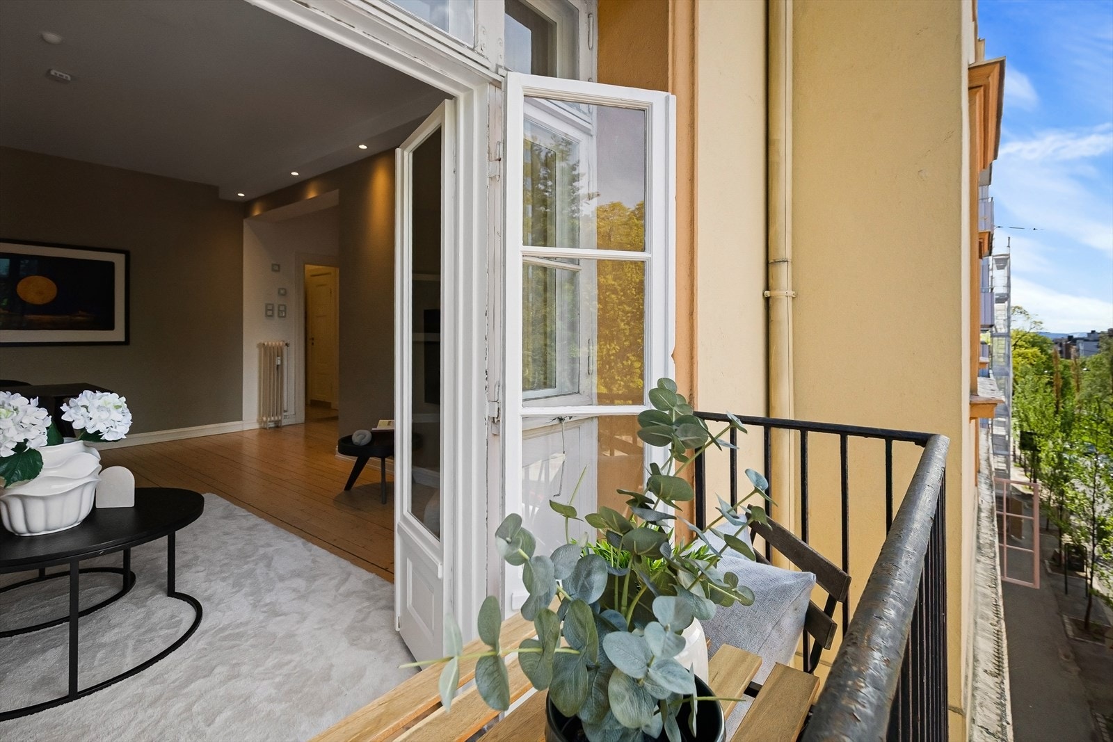 Her er det plass til en hyggelig sitteplass med bord og stoler. Galleribilde