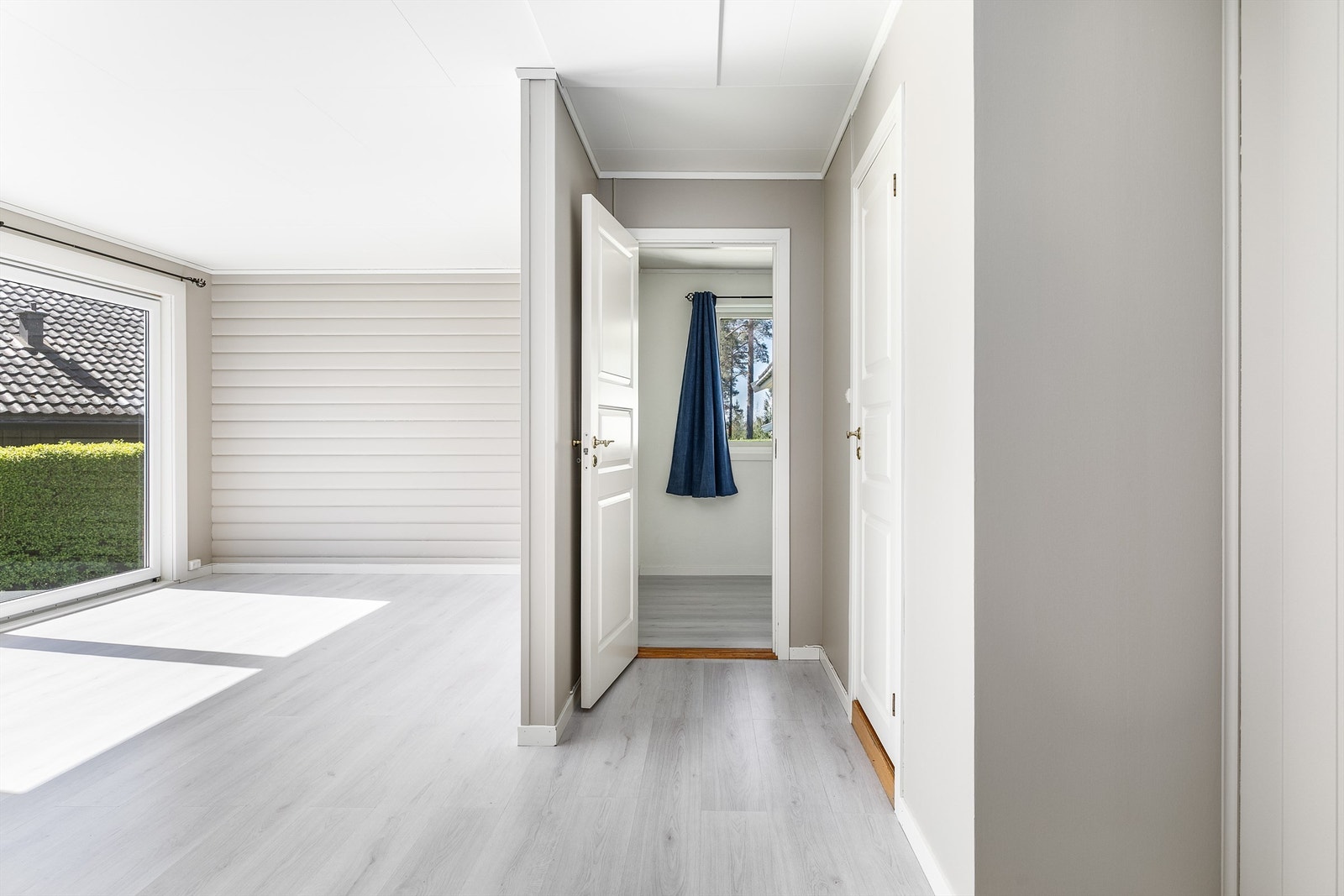 Innerdør er montert i veggen innenfor stuen. Veggen er kledd med panel på hybel-siden, men kan med enkle grep åpnes om det er ønskelig å benytte hele boligen under ett. Galleribilde