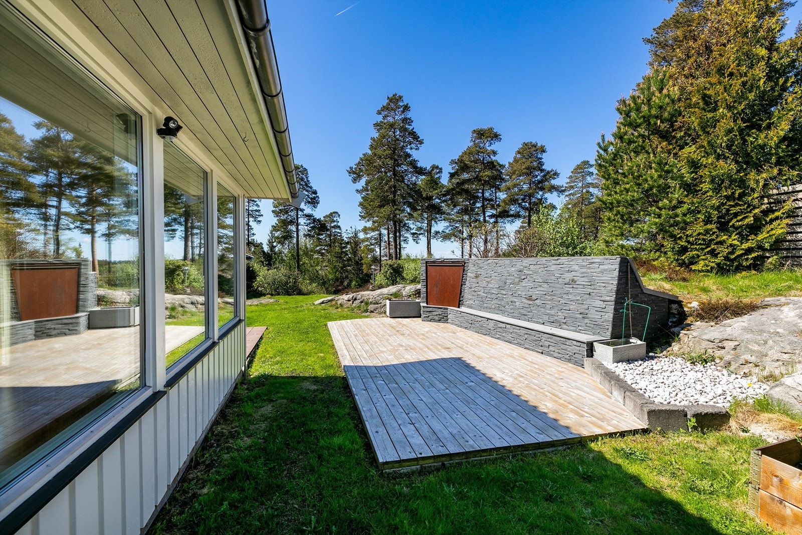 Hagens dekorative installasjon med fontenevegg og fossefall er lyssatt. Galleribilde