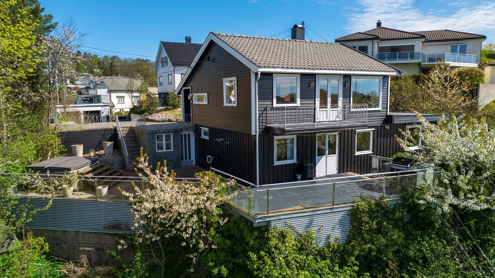 Even Guttormsen i Nordvik presenterer Stensåsveien 77- frittliggende enebolig på solrik utsiktstomt - flott opparbeidet tomt - parkering på egen grunn - utvendig spabad
Foto: Fokus foto Galleribilde