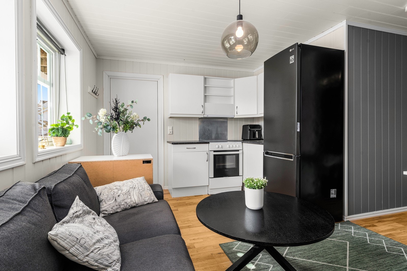 Kjøkkeninnredningen i hybelen har glatte fronter og ventilator med kullfilter. Galleribilde