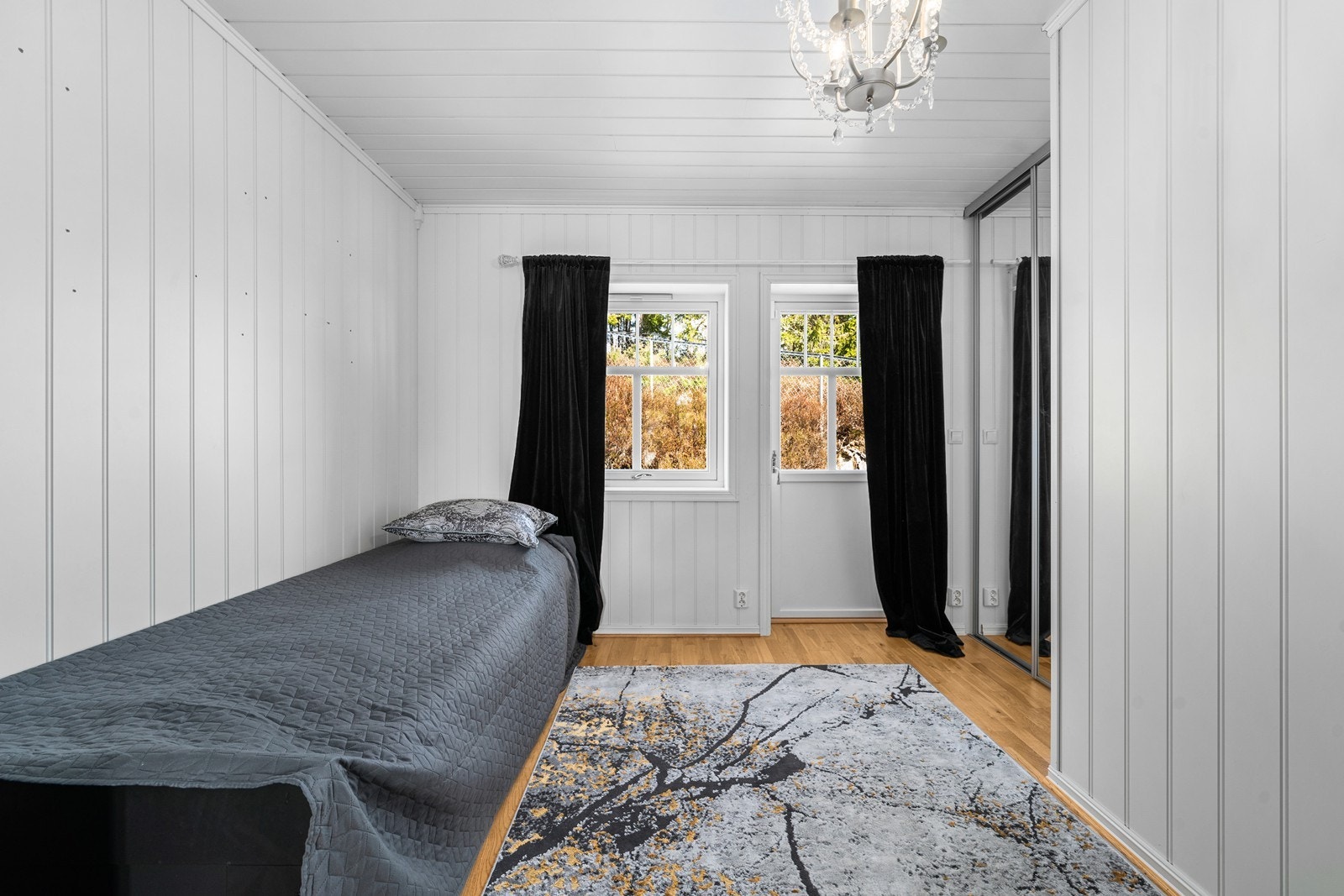 Soverom 4 - Det fjerde soverommet i hoveddelen, også dette med garderobeløsning. Her er det også utgang til en liten balkong. Galleribilde