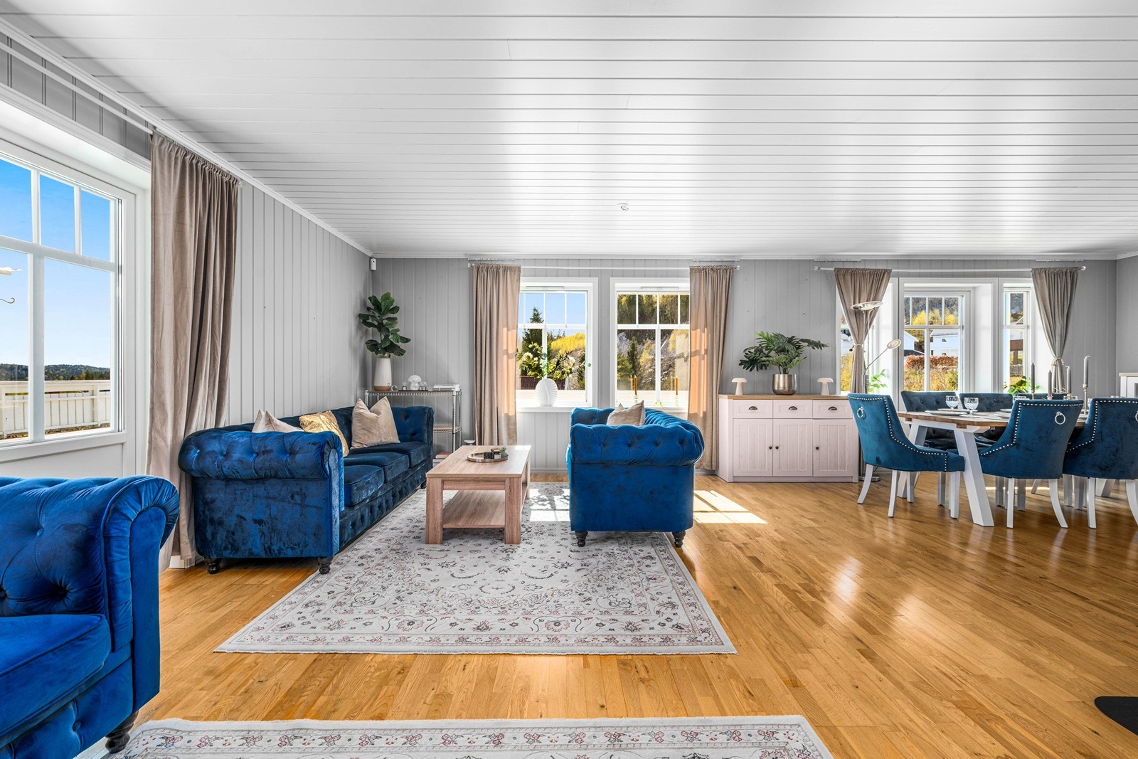 Fra stuen er det direkte utgang til den store, sørvendte terrassen. Galleribilde