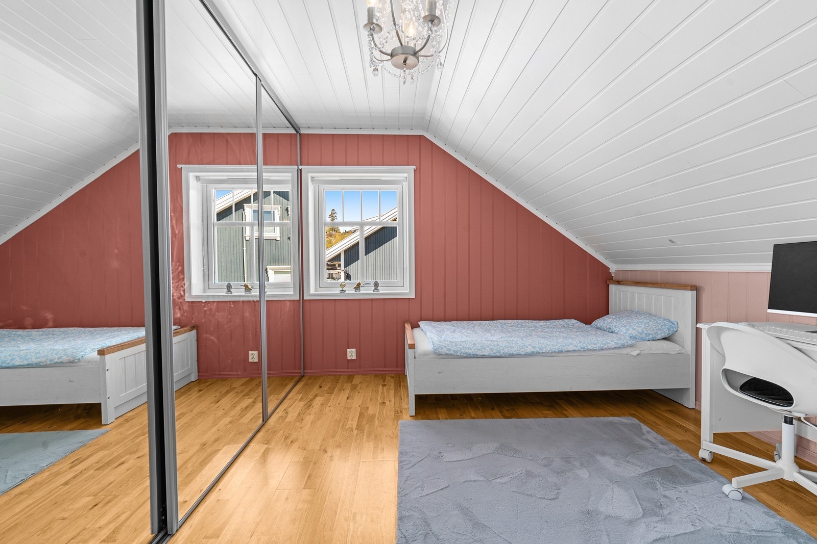 Soverom 3 - Også dette rommet har en praktisk skyvedørsgarderobe. Galleribilde